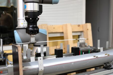 Robotiserad tillverkning av precisionsdelar för persienntillverkning i industriell miljö.