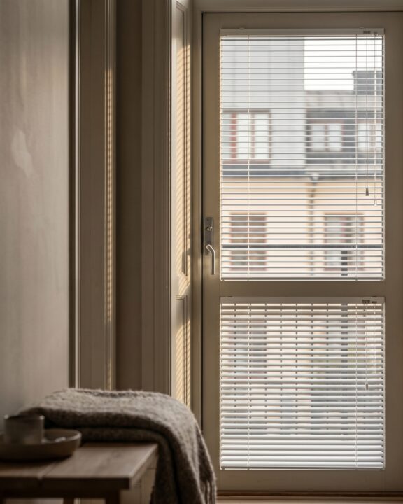 Venetian blind for doors